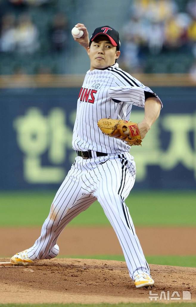 [서울=뉴시스] 고범준 기자 = 16일 서울 송파구 잠실야구장에서 열린 2025 KBO리그 삼성 라이온즈와 LG 트윈스의 경기, 1회초 LG 선발 임찬규가 역투하고 있다. 2025.04.16. bjko@newsis.com