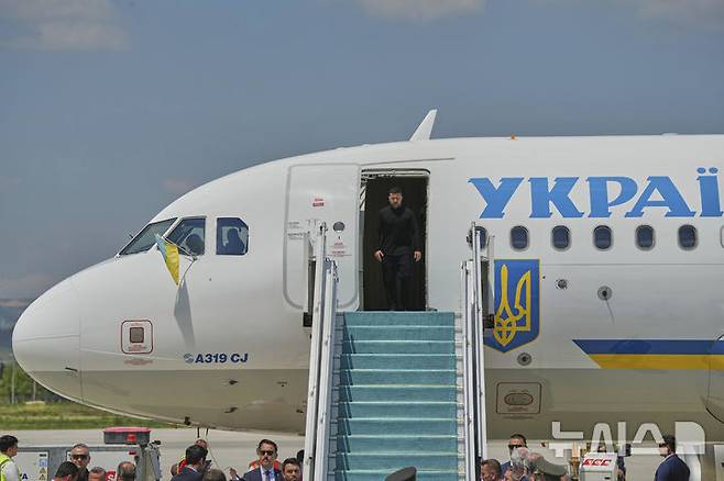 [앙카라=AP/뉴시스] 볼로디미르 젤렌스키 우크라이나 대통령이 15일(현지 시간) 튀르키예 앙카라 공항에 도착해 항공기에서 내려오고 있다. 2025.05.15.