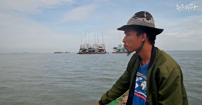 ▲인도네시아 방카 섬에 거주하는 20대 어부 에코 산자야 뒤로 펌핑 기계가 강 바닥에서 모래와 뻘을 빨아들이는 주석 채굴 작업을 하고 있다. (출처: 샤브리나, 게코프로젝트)