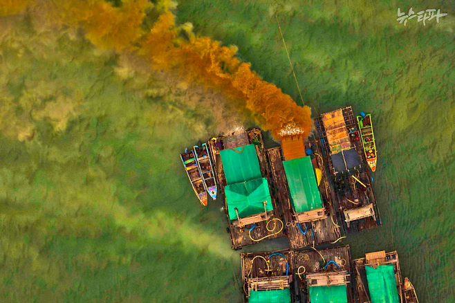 ▲뜬다리에서 채취된 뻘과 물을 분리한다. 여기서 나오는 물과 잔여물은 그대로 바다로 배출되어 산호초를 손상시키고 해양 생태계를 교란시킨다. (출처: 나난 수자나, 게코프로젝트)