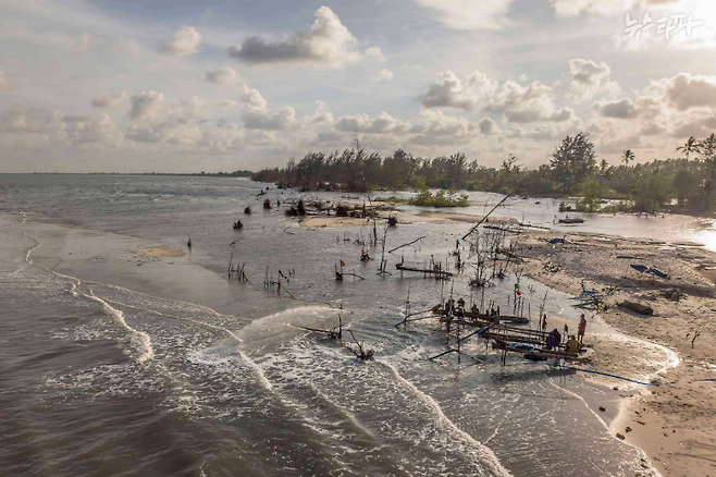 ▲인도네시아 벨리퉁 섬 동부에 위치한 라랑 마을 해안에 파이프가 줄줄이 꽂혀있다. 파이프를 통해 모래를 빨아들인 후 주석을 채취하는 불법 채굴 작업의 일환이다. (출처: 에디 체피 치버, 게코프로젝트)