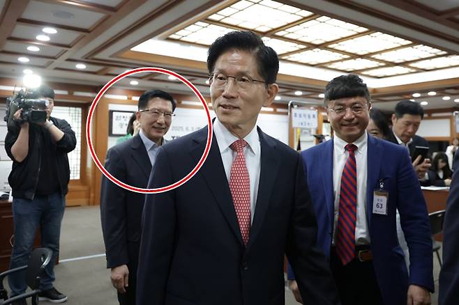 국민의힘 김문수 대선 후보가 11일 경기도 과천 중앙선거관리위원회에서 제21대 대통령선거 후보 등록을 하고 있다. 이 자리에 동행한 박종운 전 경기도경제단체연합회(경경련) 사무총장. 연합뉴스