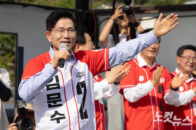 국민의힘 김문수 대선 후보가 14일 경남 밀양시 밀양관아 앞에서 열린 유세에서 시민들에게 지지를 호소하고 있다. 밀양=황진환 기자