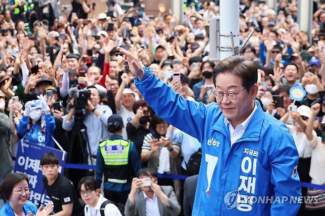 (창원=연합뉴스) 황광모 기자 = 더불어민주당 이재명 대선 후보가 14일 경남 창원시 상남분수광장에서 열린 집중 유세에서 지지자들에게 인사하고 있다. 2025.5.14 [공동취재] hkmpooh@yna.co.kr 연합뉴스