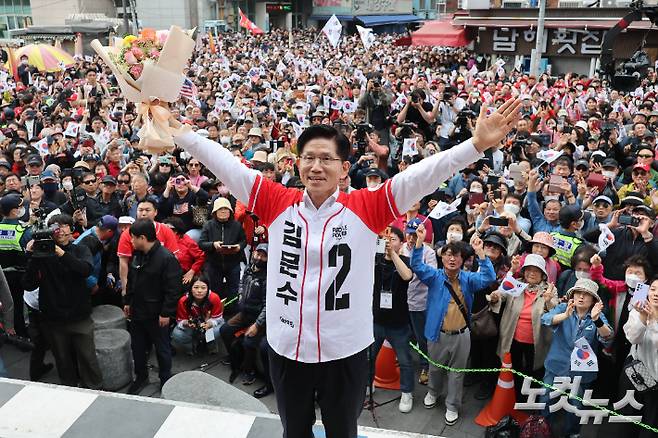 국민의힘 김문수 대선 후보가 지난 13일 부산 자갈치시장에서 카메라를 향해 양손을 들고 있다. 황진환 기자