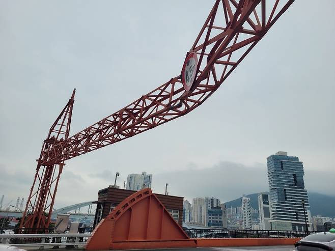 15일 부산 영도대교 높이 제한 시설물 파손 사고 현장. 부산경찰청 제공