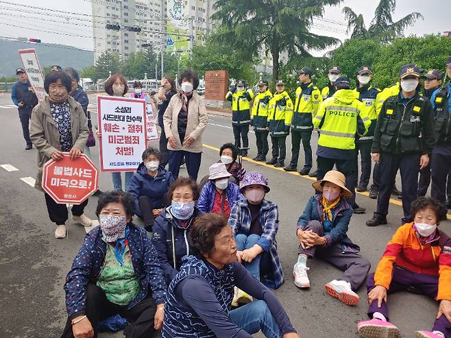 15일 사드철회평화회의가 경북 칠곡군 왜관읍 소재 미군부대인 캠프 캐럴 앞에서 기자회견을 열고 주한미군을 규탄했다. 사드철회평화회의 제공