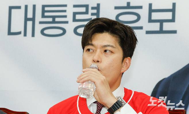 국민의힘 김용태 비상대책위원장이 15일 서울 여의도 국회에서 열린 중앙선대위 회의 및 임명장 수여식에서 물을 마시고 있다. 윤창원 기자