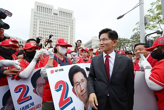 국민의힘 김문수 대선 후보가 15일 서울 서초구 대법원 앞에서 열린 사법부 수호 및 더불어민주당 규탄대회에서 퇴장하며 선거운동원들과 인사하고 있다. 연합뉴스