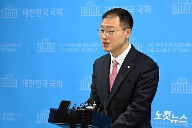 국민의힘을 탈당한 김상욱 무소속 의원이 15일 서울 여의도 국회 소통관에서 이재명 더불어민주당 대선후보 지지를 선언하는 기자회견을 하고 취재진의 질문을 받고 있다. 윤창원 기자