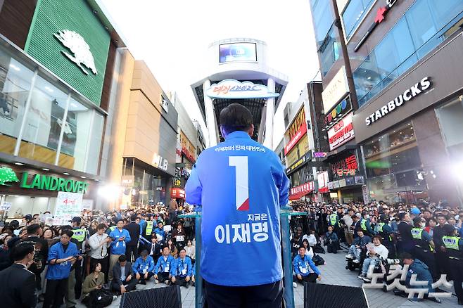 이재명 더불어민주당 대선 후보가 6·3 대통령선거 공식 선거운동 첫날인 12일 오후 대전 중구 으능정이거리 스카이로드에서 열린 'K-과학기술' 대전 유세에 참석해 연설을 하고 있다. 류영주 기자