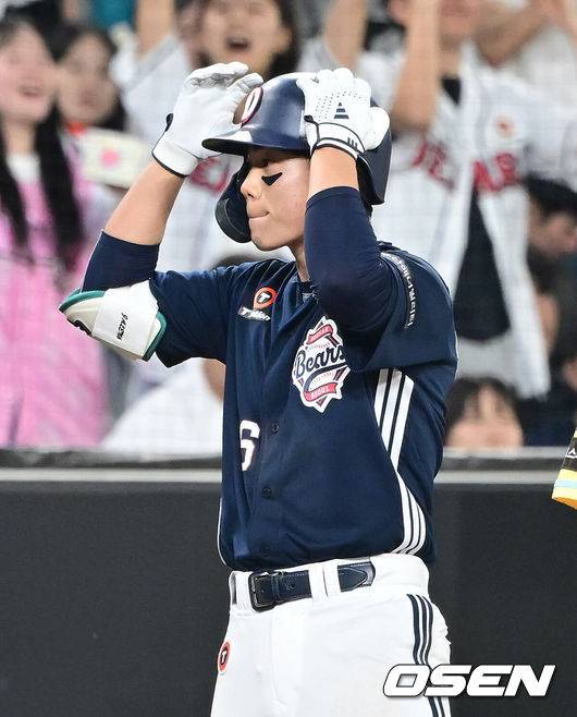 [OSEN=대전, 김성락 기자] 14일 대전 한화생명볼파크에서 ‘2025 신한 SOL Bank KBO리그’ 한화 이글스와 두산 베어스의 경기가 열렸다.이날 한화는 문동주, 두산은 잭로그를 선발로 내세웠다.8회초 1사 1루 두산 오명진이 1타점 적시 3루타를 날린 뒤 기뻐하고 있다. 2025.05.14 / ksl0919@osen.co.kr