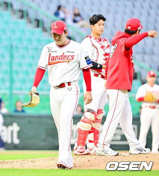 [OSEN=인천, 민경훈 기자] 14일 오후 인천 SSG랜더스필드에서 ‘2025 신한 SOL Bank KBO리그’ SSG 랜더스와 NC 다이노스의 경기가 열렸다.SSG는 송영진을, NC는 목지훈을 선발로 내세웠다.3회초 2사 주자 1,2루 NC 김휘집 타석에서 SSG 선발 송영진이 강판당하고 있다. 2025.05.14 / rumi@osen.co.kr