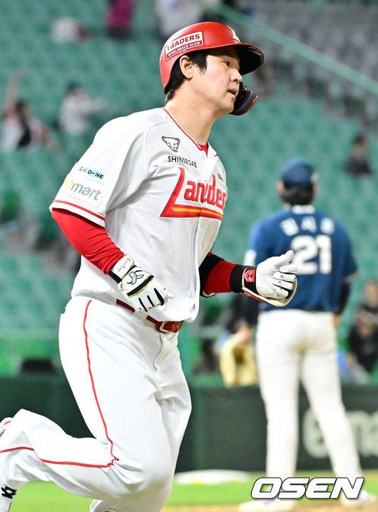 [OSEN=인천, 민경훈 기자] 14일 오후 인천 SSG랜더스필드에서 ‘2025 신한 SOL Bank KBO리그’ SSG 랜더스와 NC 다이노스의 경기가 열렸다.SSG는 송영진을, NC는 목지훈을 선발로 내세웠다.8회말 2사 주자 1루 SSG 최정이 좌월 투런 홈런을 때린 후 그라운드를 돌고 있다. 2025.05.14 /