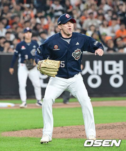 [OSEN=대전, 김성락 기자] 14일 대전 한화생명볼파크에서 ‘2025 신한 SOL Bank KBO리그’ 한화 이글스와 두산 베어스의 경기가 열렸다.이날 한화는 문동주, 두산은 잭로그를 선발로 내세웠다.5회말 1사 만루 두산 고효준이 한화 최인호를 병살타로 처리한 포수 양의지와 하이파이브를 하고 있다. 2025.05.14 / ksl0919@osen.co.kr