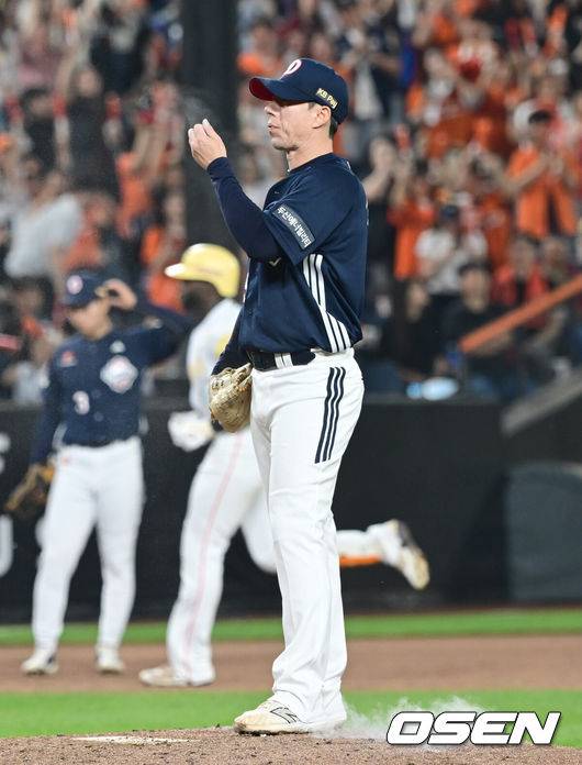 [OSEN=대전, 김성락 기자] 14일 대전 한화생명볼파크에서 ‘2025 신한 SOL Bank KBO리그’ 한화 이글스와 두산 베어스의 경기가 열렸다.이날 한화는 문동주, 두산은 잭로그를 선발로 내세웠다.6회말 두산 고효준이 한화 선두타자 플로리얼에게 홈런을 허용, 아쉬워하고있다. 2025.05.14 / ksl0919@osen.co.kr
