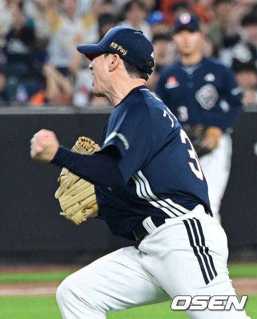 [OSEN=대전, 김성락 기자] 14일 대전 한화생명볼파크에서 ‘2025 신한 SOL Bank KBO리그’ 한화 이글스와 두산 베어스의 경기가 열렸다.이날 한화는 문동주, 두산은 잭로그를 선발로 내세웠다.5회말 1사 만루 두산 고효준이 한화 최인호를 병살타로 처리한 뒤 포효하고 있다. 2025.05.14 / ksl0919@osen.co.kr