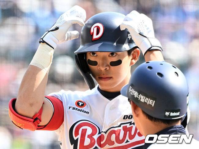 [OSEN=잠실, 이대선 기자] 26일 오후 서울 잠실야구장에서 2025 신한 SOL Bank KBO리그 두산 베어스와 롯데 자이언츠의 경기가 열렸다.두산은 잭로그, 롯데는 나균안을 선발 투수로 내세웠다.4회말 무사 1루에서 두산 김민석이 우전 안타를 치고 환호하고 있다. 2025.04.26 /sunday@osen.co.kr