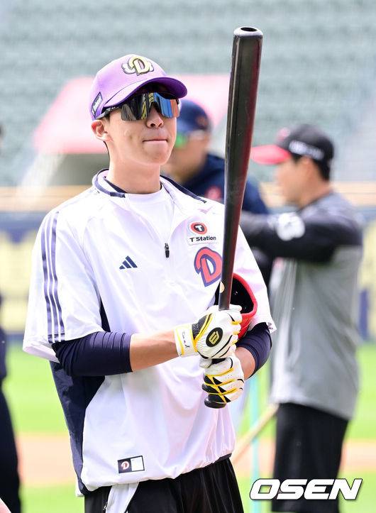 [OSEN=잠실, 최규한 기자] 6일 서울 잠실야구장에서 ‘2025 신한 SOL Bank KBO리그’ 두산 베아스와 LG 트윈스의 경기가 열린다.이날 두산은 최원준, LG는 요니 치리노스를 선발로 내세운다.경기를 앞두고 두산 김민석이 훈련을 마친 뒤 그라운드를 나서고 있다. 2025.05.06