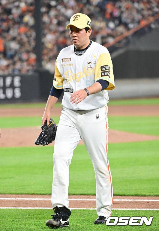 [OSEN=대전, 김성락 기자] 13일 대전 한화생명볼파크에서 ‘2025 신한 SOL Bank KBO리그’ 한화 이글스와 두산 베어스의 경기가 열렸다.이날 한화는 류현진, 두산은 최원준을 선발로 내세웠다.7회초 2사 두산 김인태의 내야안타 때 1루 베이스 커버 온 한화 투수 박상원이 진루하는 김인태의 발에 발목을 밟힌 뒤 고통을 호소, 교체되고 있다. 2025.05.13 / ksl0919@osen.co.kr