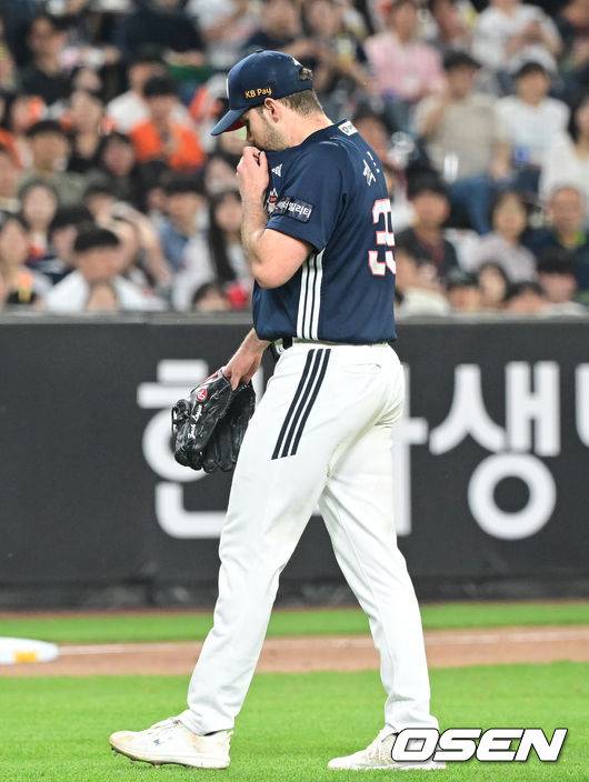 [OSEN=대전, 김성락 기자] 14일 대전 한화생명볼파크에서 ‘2025 신한 SOL Bank KBO리그’ 한화 이글스와 두산 베어스의 경기가 열렸다.이날 한화는 문동주, 두산은 잭로그를 선발로 내세웠다.4회말 1사 두산 선발 잭로그가 한화 문현빈의 강습타구에 발을 맞은 뒤 고통을 호소, 교체되고 있다. 2025.05.14 / ksl0919@osen.co.kr