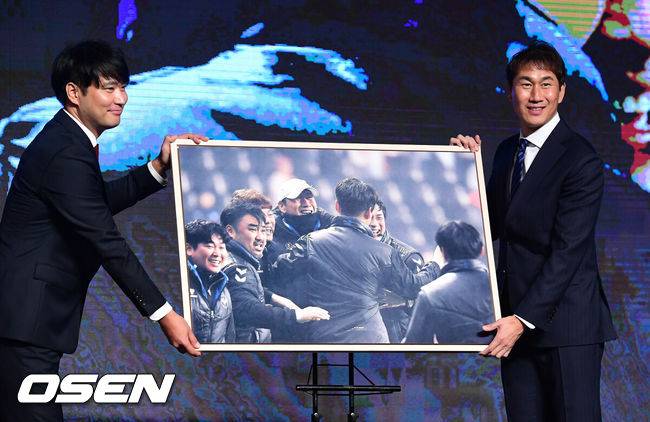 [OSEN=지형준 기자] 2일 오후 서울 홍은동 그랜드힐튼호텔에서 하나원큐 K리그 2019 대상 시상식이 열렸다.인천 유상철 감독이 베스트 포토상을 수상하며 김도훈 한국 스포츠사진기자협회장과 포즈를 취하고 있다. /jpnews@osen.co.kr