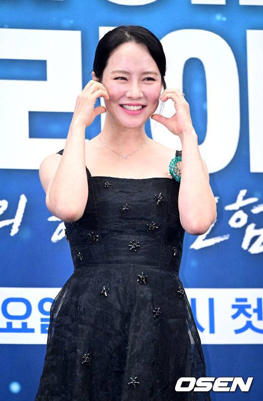 [OSEN=최규한 기자] 15일 오후 서울 상암동 스텐포드 호텔에서 JTBC 신규 프로그램 ‘딥 다이브 코리아: 송지효의 해녀 모험’(약칭 딥다이브) 제작발표회가 열렸다.딥다이브는 송지효가 제주에서 해녀 물질에 도전하고 그들과 진정한 유대감을 형성해 나가는 여정을 그린 다큐멘터리 프로그램이다. JTBC와 BBC 스튜디오의 첫 공동 제작 콘텐트이자 국내 방송사 중 최초로 BBC 스튜디오와 공동 제작한 사례로 많은 이들의 주목을 받고 있다.배우 송지효가 포토타임을 하고 있다. 2025.05.15 / dreamer@osen.co.kr