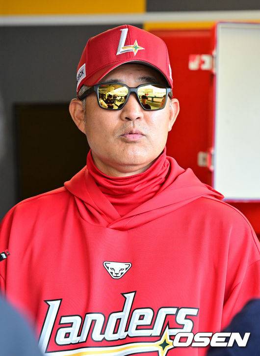 [OSEN=인천, 민경훈 기자] 15일 오후 인천 SSG랜더스필드에서 ‘2025 신한 SOL Bank KBO리그’ SSG 랜더스와 NC 다이노스의 경기가 열린다.SSG는 앤더슨을, NC는 신민혁을 선발로 내세운다.SSG 이숭용 감독이 덕아웃에서 취재진의 질문에 답하고 있다. 2025.05.15 / rumi@osen.co.kr