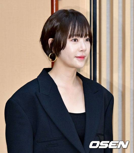 [OSEN=조은정 기자]SBS ‘7인의 부활’ 제작발표회가 27일 오후 서울 양천구 SBS에서 열렸다.오는&nbsp;29일&nbsp;첫 방송되는&nbsp;SBS&nbsp;새 금토드라마&nbsp;‘7인의 부활’(연출 오준혁·오송희,&nbsp;극본 김순옥)은 리셋된 복수의 판,&nbsp;다시 태어난&nbsp;7인의 처절하고도 강렬한 공조를 그린다.&nbsp;배우 황정음이 제작발표회에 입장하고 있다. 2024.03.27 / cej@osen.co.kr
