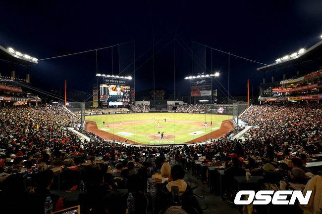 [OSEN=대전, 최규한 기자] 28일 오후 대전 한화생명 볼파크에서 ‘2025 신한 SOL Bank KBO리그’ 한화 이글스와 KIA 타이거즈의 경기가 열렸다.대전 신구장 첫 공식경기를 갖는 홈팀 한화는 코디 폰세, 방문팀 KIA는 제임스 네일을 선발로 내세웠다.사진은 만원 관중을 이룬 대전 한화생명 볼파크의 모습. 2025.03.28 / dreamer@osen.co.kr
