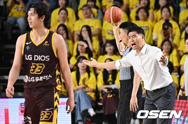 [OSEN=창원, 이석우 기자] 15일 창원 체육관에서 2024-2025 KCC 프로농구 창원 LG와 서울 SK의 챔피언결정전 6차전 경기가 열렸다.  서울 SK가 창원 LG와의 챔피언결정전에서 3연패 후 2연승하며 ‘리버스 스윕’을 노리고 있다.창원 LG 조상현 감독이 답답한 표정을 짓고 있다. 2025.05.15 / foto0307@osen.co.kr