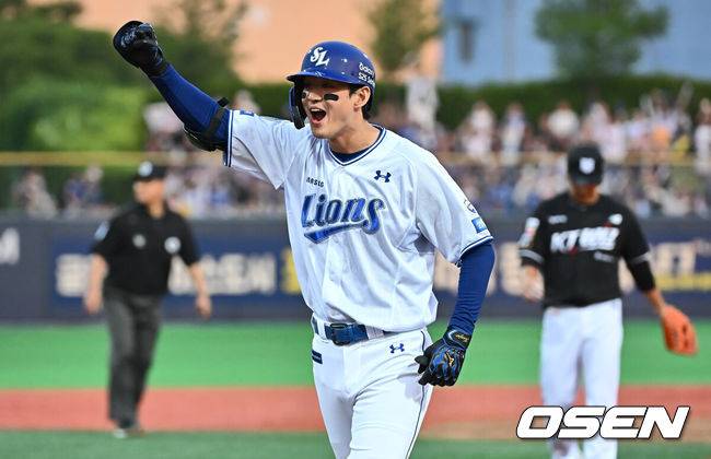 [OSEN=포항, 이석우 기자] 13일 포항야구장에서 2025 신한 SOL 뱅크 KBO 리그 삼성 라이온즈와 키움 히어로즈의 경기가 열렸다. 홈팀 삼성은 이승현이 선발로 출전하고, 방문팀 KT는 헤이수스가 선발로 출전했다.삼성 라이온즈 구자욱이 2회말 1사 만루 중견수 앞 2타점 안타를 치고 환호하고 있다. 2025.05.13 / foto0307@osen.co.kr