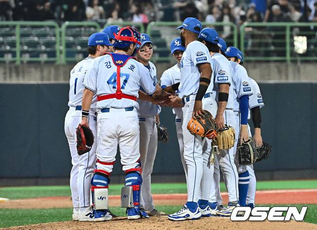 [OSEN=포항, 이석우 기자] 13일 포항야구장에서 2025 신한 SOL 뱅크 KBO 리그 삼성 라이온즈와 키움 히어로즈의 경기가 열렸다. 홈팀 삼성은 이승현이 선발로 출전하고, 방문팀 KT는 헤이수스가 선발로 출전했다.삼성 라이온즈 선수들이 KT 위즈에 5-3으로 승리한 후 기쁨을 나누고 있다. 2025.05.13 / foto0307@osen.co.kr