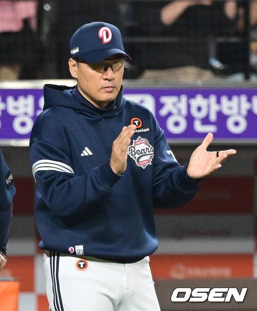 [OSEN=대전, 김성락 기자] 프로야구 두산 베어스가 강습 타구에 발목을 맞고 교체된 잭로그의 부상 악재를 극복하고 연승에 성공했다.&nbsp;두산은 14일 대전 한화생명볼파크에서 열린 2025 신한 SOL Bank KBO리그 한화 이글스와의 원정경기를 7-1로 승리했다.&nbsp;경기 종료 후 두산 이승엽 감독이 박수를 치고 있다. 2025.05.14 / ksl0919@osen.co.kr