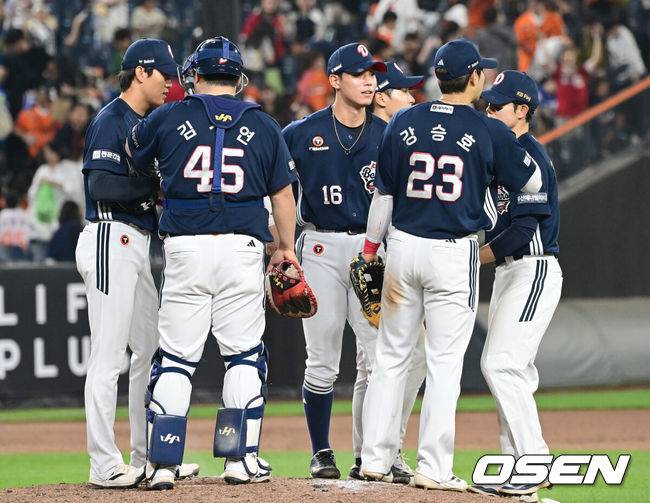 [OSEN=대전, 김성락 기자] 프로야구 두산 베어스가 강습 타구에 발목을 맞고 교체된 잭로그의 부상 악재를 극복하고 연승에 성공했다.&nbsp;두산은 14일 대전 한화생명볼파크에서 열린 2025 신한 SOL Bank KBO리그 한화 이글스와의 원정경기를 7-1로 승리했다.&nbsp;승리가 확정된 순간 두산 선수들이 기쁨을 나누고 있다. 2025.05.14 / ksl0919@osen.co.kr