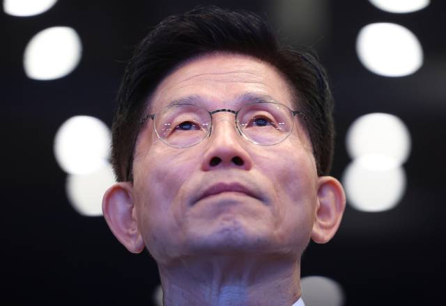 ▲국민의힘 김문수 대선 후보가 15일 서울 영등포구 중소기업중앙회에서 열린 '자랑스러운 중소기업인협의회 조찬 강연'에 참석해 박용주 자랑스런 중소기업인협의회 회장의 인사말을 듣고 있다. ⓒ연합뉴스