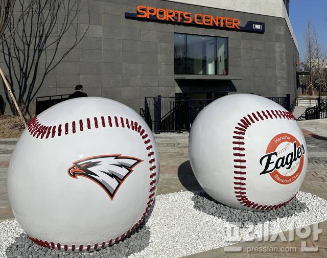 ▲ 대전 중구 도시환경개선계획과 연계해 기대를 모으는 한화생명볼파크 앞 조형물. 야구문화 중심지로의 도약이 원도심 활성화의 시발점이 되고 있다. ⓒ프레시안(문상윤)