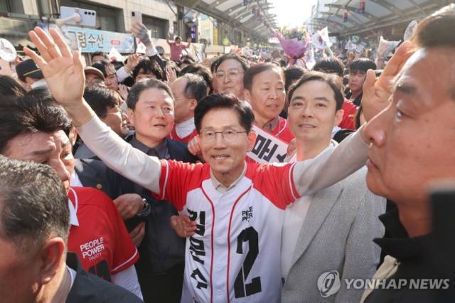 ▲ 국민의힘 김문수 대선 후보가 12일 대구 서문시장을 방문해 시민들과 인사하고 있다. ⓒ 연합뉴스