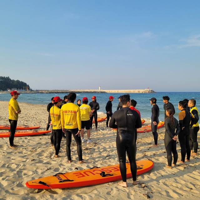 ▲양양군이 해양레저관광 저변확대를 위해 올해도 ‘나는 양양의 서핑강사다’ 서핑강사 및 심판 인증 교육을 무료로 운영한다. (과거 사진) ⓒ양양군