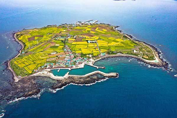 남쪽 상공에서 본 가파도. 바다를 헤엄치는 거대한 가오리를 닮았다.