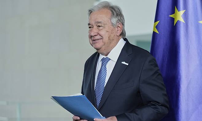 안토니우 구테흐스 유엔 사무총장이 14일(현지시간) 베를린에서 프리드리히 메르츠 신임 독일 총리와 회담한 뒤 공동 기자회견을 위해 회견장에 들어서고 있다. AP연합뉴스