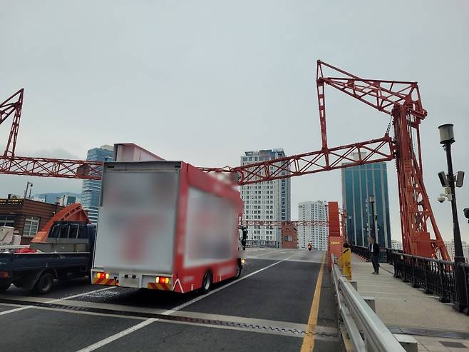 15일 오전 선거유세차량이 부산 영도대교를 지나다 높이 제한 시설물을 들이받는 사고를 냈다.&nbsp;부산 영도경찰서 제공