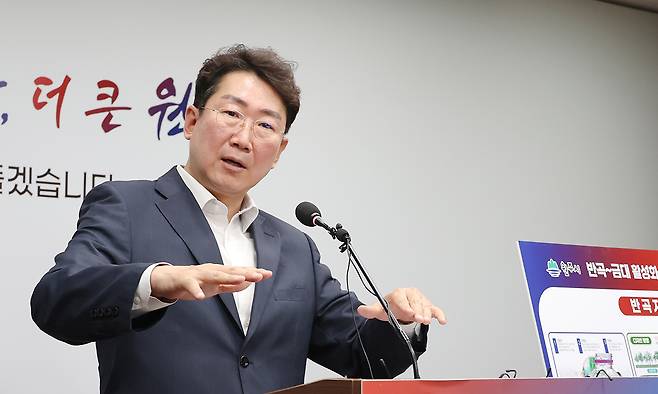 원강수 원주시장이 15일 시청에서 반곡∙금대지역 관광활성화 사업을 설명하고 있다. 원주시 제공