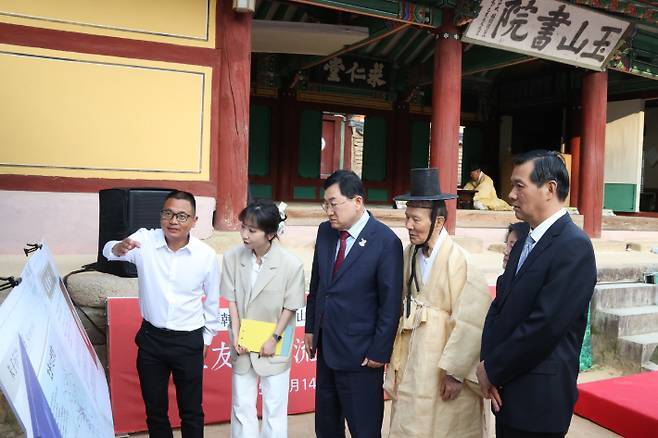 중국 난핑시 대표단이 14일 경주 옥산서원을 찾아 관계자로부터 서원의 역사와 유교문화의 전통, 주자학의 계승에 대한 설명을 듣고 있다.