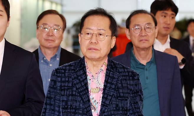 홍준표 전 대구시장이 지난 10일 인천국제공항 제1여객터미널을 통해 미국으로 출국하고 있다. 뉴시스