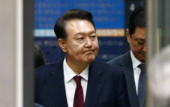 尹의 선택은 - 내란 우두머리 혐의 등으로 기소된 윤석열 전 대통령이 지난 12일 서울 서초구 서울중앙지법에서 열린 3차 공판을 마친 뒤 입을 굳게 다문 채 법원을 나서고 있다. 사진공동취재단