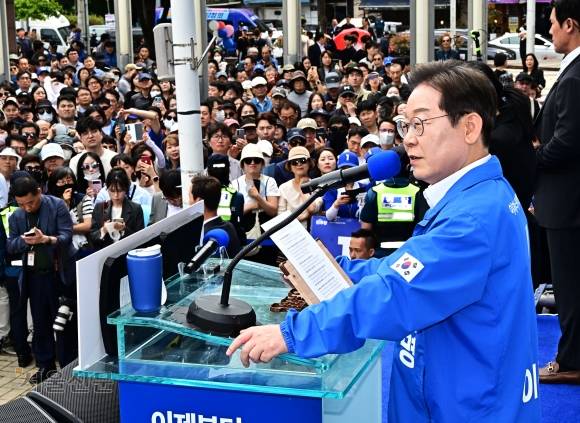창원 지지자들 앞에 선 李 - 이재명 더불어민주당 대선 후보가 14일 경남 창원시 성산구 상남분수광장에서 진행된 집중 유세에서 민주당 당색인 파란색 점퍼를 입고 지지자들을 향해 연설하고 있다. 창원 홍윤기 기자