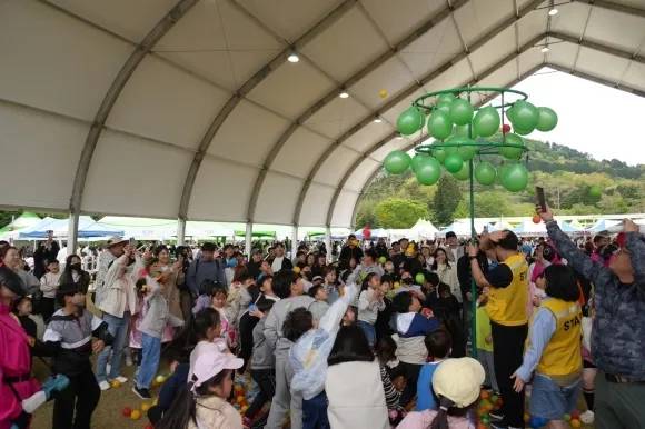 한국차문화공원 잔디광장에서 ‘무궁화꽃이 피던 날’ 게임을 하고 있는 어린이들. 보성군 제공
