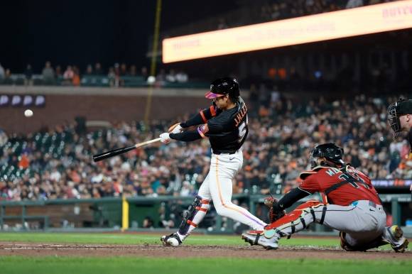 이정후(샌프란시스코 자이언츠)가 14일(한국시간) 미국 캘리포니아주 샌프란시스코 오러클파크에서 열린 2025 미국프로야구 메이저리그 애리조나 다이아몬드백스와의 홈 경기에서 8회 오른쪽 담장을 넘기는 시즌 5호 3점 홈런을 퍼 올리고 있다. 샌프란시스코 AFP 연합뉴스