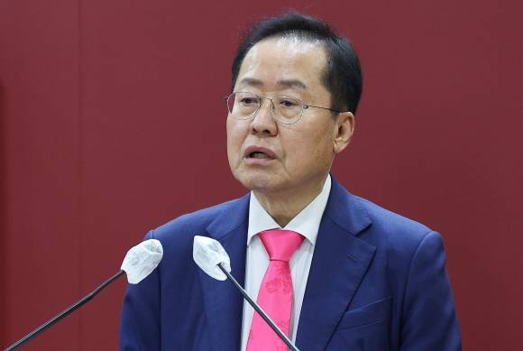 퇴임 인사하는 홍준표 대구시장 - 홍준표 대구시장이 10일 대구시의회에서 퇴임 인사를 하고 있다. 2025.4.10 연합뉴스